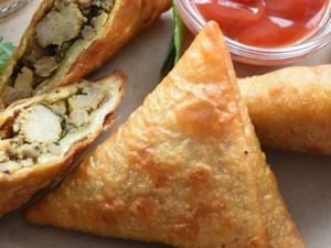CHICKEN SAMOSA (3pcs)